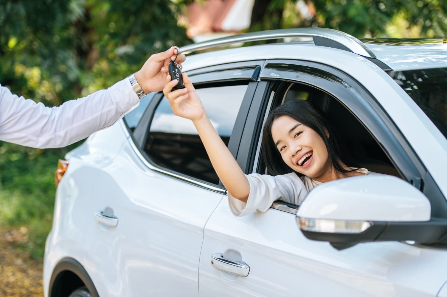 Girl happiy while holding the keys after Non GCC Car Registration